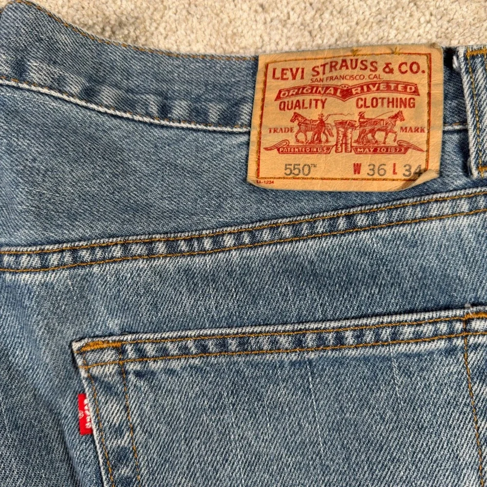 Levi's 550 Relaxed Fit Jeans Mens 36x34 (FITS 36x33) Blue Medium Wash Denim